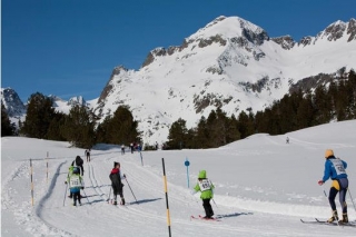 Esquiadores en la estacion